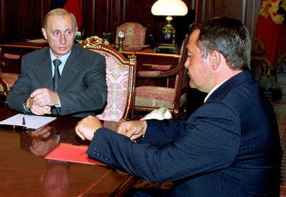 El exministro de Informaci&oacute;n de Rusia Mija&iacute;l Lesin, a la derecha, y el presidente ruso, Vladimir Putin, en 2000.