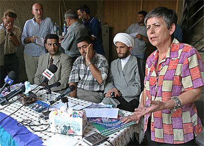 Representantes de ONG iraquíes, en la sede de la organización italiana Un puente a Bagdad.
