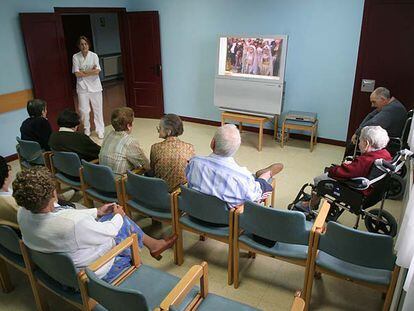 Varios ancianos en una residencia de Santurtzi.