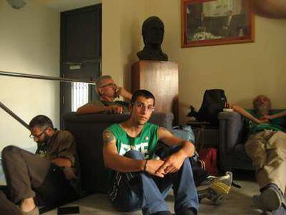 Miembros de Rumbo a Gaza en la Embajada española de Atenas