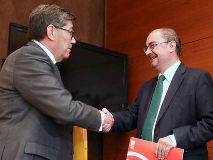 Arturo Aliaga, líder del PAR (izquierda), y Javier Lambán, presidente de Aragón en funciones, tras la firma de su acuerdo.