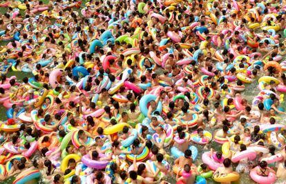 Una piscina de Sichuan se llena de personas que procuran como sea combatir los inmensos rigores del calor. En la imagen, gente refrescandose en una piscina del condado de Daying.