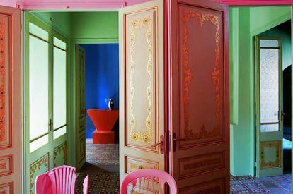 El futuro dormitorio del hijo de Guillermo Santomà, con un mueble del propio artista. Otro diseñador se horrorizaría ante la idea de verla un día llena de pósters, pero Santomà concibe su casa como un espacio en transformación. Ventajas de ser conceptual.