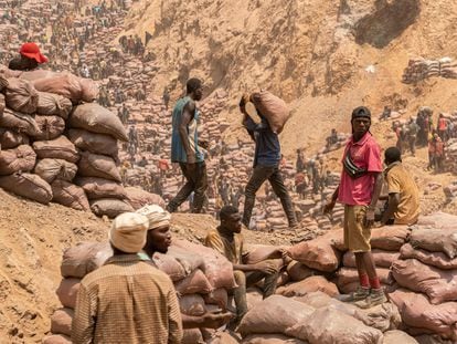 Trabajadores del cobalto en la mina de Shabara, cerca de Kolwezi, República Democrática del Congo, en 2022.