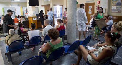 Varios usuarios esperan en el centro de salud de Arroyo de la Miel, Benalmádena.