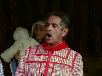 El presidente de Cantabria durante la interpretación de la canción navideña.