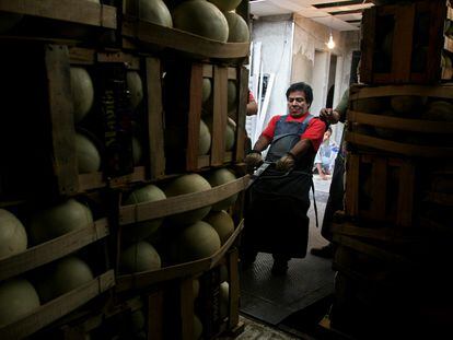 Un trabajador descarga cajas con melones de un camión, en un mercado en Ciudad de México, en una imagen de archivo.