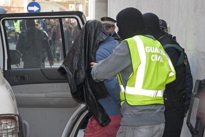 La Guardia Civil introduce en un coche a un detenido por terrorismo en Girona, en una imagen de archivo.