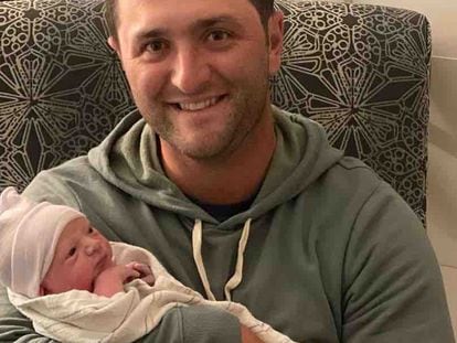 Jon Rahm con su hijo recién nacido en brazos.