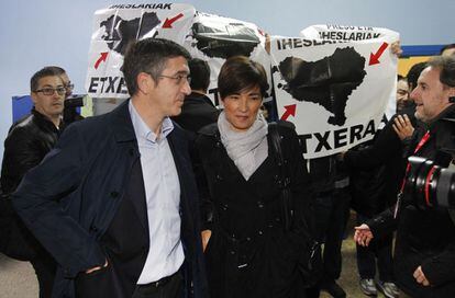 El presidente vasco y el gallego votan entre protestas. Seis personas que portaban carteles en favor de los presos de ETA han intentado impedir que el socialista Patxi López votase en el colegio Iruarteta de la capital vizcaína.