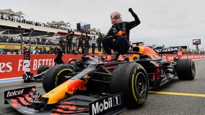Max Verstappen, en su monoplaza, celebra la victoria en el Gran Premio de Francia.