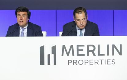 Ismael Clemente, consejero delegado de Merlin (izquierda), y Javier García Carranza, presidente, durante la junta de accionistas de 2023.