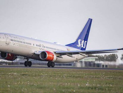 Un avión de la aerolínea escandinava SAS en el aeropuerto de Amsterdam. 