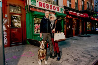 Karla y James Murray, junto con su perro Hudson, posan frente a la tienda de alimentación Italiana Russo’s, en el East Village de Nueva York, que aparecía en su libro Store Front: The Dissapearing Face of New York, publicado en 2008.