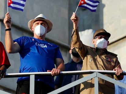 El presidente cubano Miguel Diaz-Canel y el expresidente Raúl Castro participan en el desfile por el primero de mayo hoy, en La Habana (Cuba).