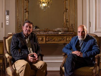 Los poetas Luis García Montero y Raúl Zurita  durante un diálogo en Santiago de Chile.
