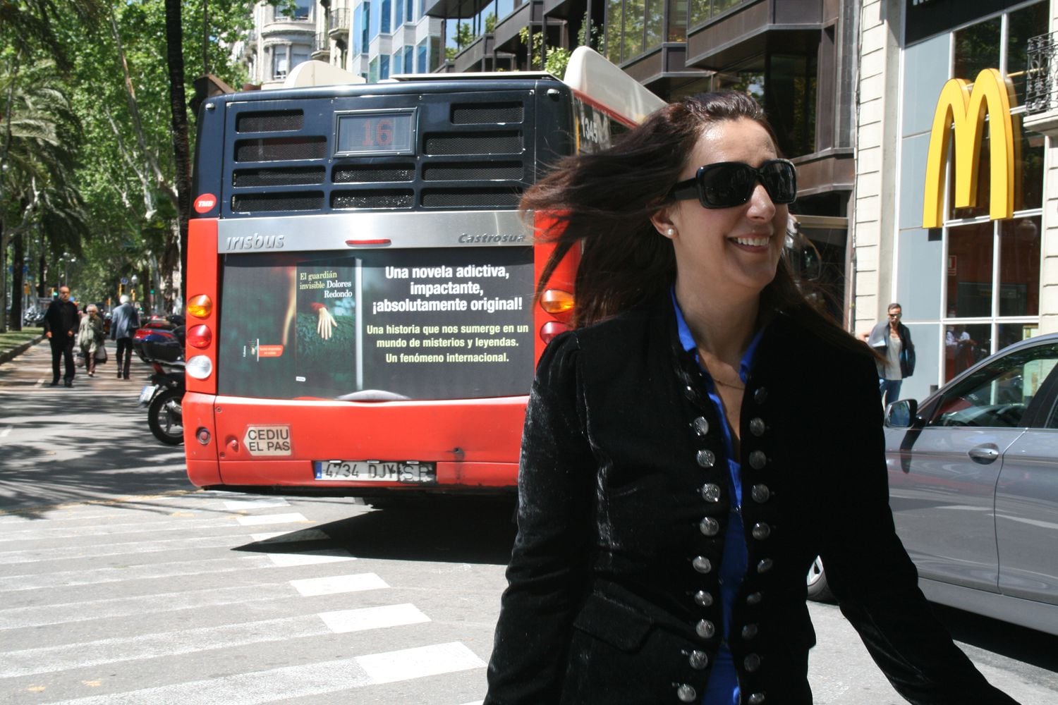 Dolores Redondo, el día en que se sintió como Carrie Bradshaw en 'Sexo en Nueva York' al ver un autobús con el anuncio de su novela.