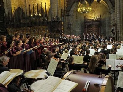 La orquesta y el coro del Liceo, las voces de la Polifònica de Puig-Reig en el Réquiem de Montserrat Caballé en la Catedral de Barcelona.