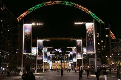 El estadio Wembley, hogar de la selección inglesa en Londres (Reino Unido), iluminado en honor al exfutbolista brasileño. 