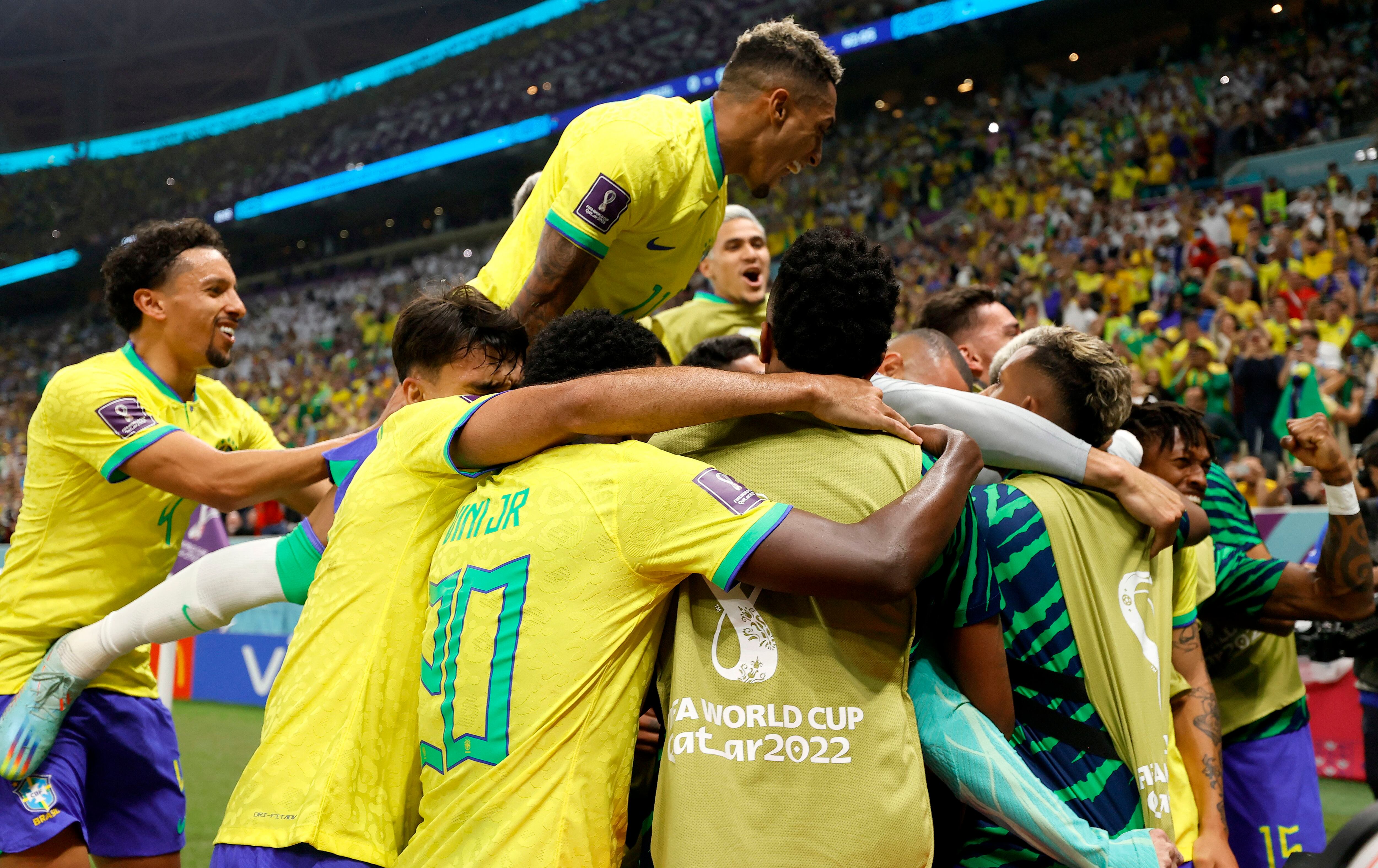 Los jugadores de Brasil celebran el segundo gol de Raphinha.