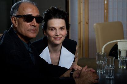 El director de cine iraní, Abbas Kiarostami, posa con la actriz francesa Juliette Binoche, protagonista de su película <i>Copie conforme</i>, presentada en el festival.