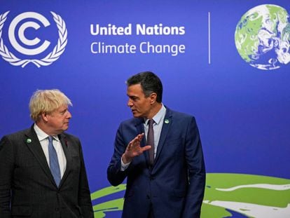 Boris Johnson, primer ministro de Reino Unido, y Pedro Sanchez durante la COP26. REUTERS 