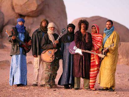 Los miembros del grupo de músicos tuaregs, Tinariwen.