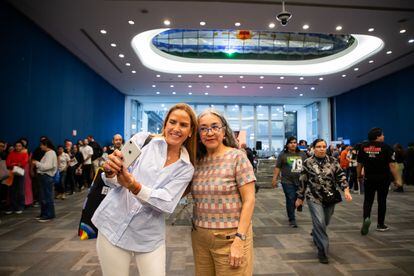 Cristina Rivera se toma fotografías con sus lectores por los pasillos de la fil.  
