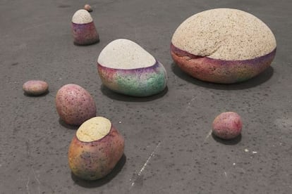 'Une ligne', de Lionel Esteve, obra de 2011 formada per 113 pedres que es pot veure a la Fundació Blueproject.