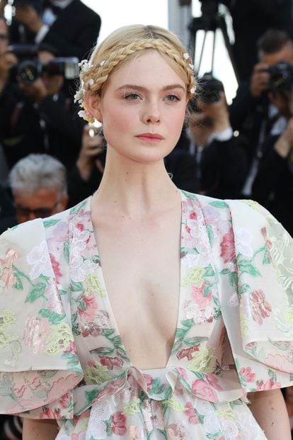 Un escote pronunciado y un recogido floral para Elle Fanning, la jurado más joven del festival de Cannes.