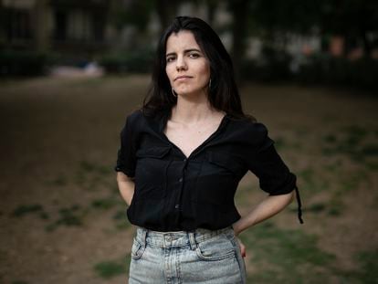 La escritora Anna Pazos, autora de 'Matar el nervio', en Barcelona el 8 de mayo pasado.