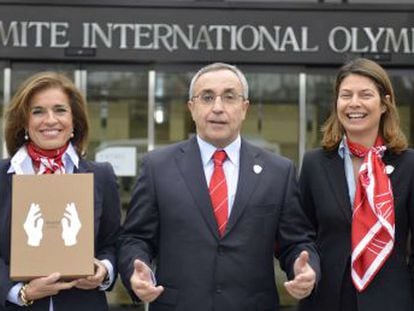 Miguel Cardenal, Ana Botella, Alejandro Blanco, Lucia Figar y Juan Antonio Samaranch posan con el documento.