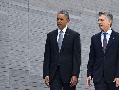 Obama y Macri caminan en el Parque de la Memoria en Buenos Aires.