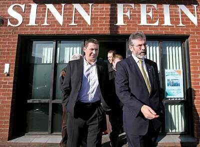 El dirigente de la ilegalizada Batasuna, Arnaldo Otegi (izquierda), y el presidente del Sinn Fein, Gerry Adams, el pasado lunes en Belfast, Irlanda del Norte.