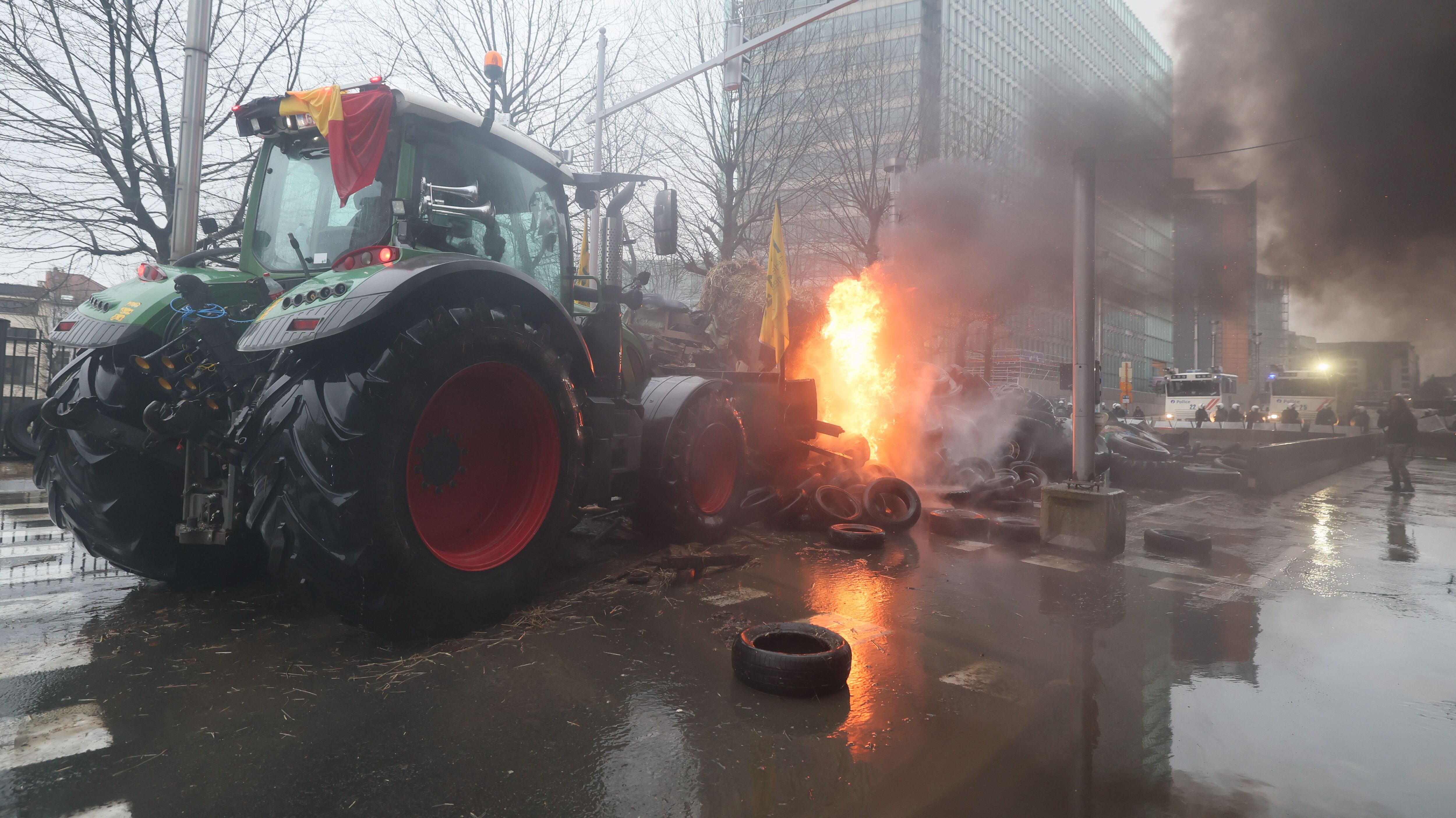 Protesta de agricultores ante la sede del Consejo Europeo, este lunes en Bruselas. 