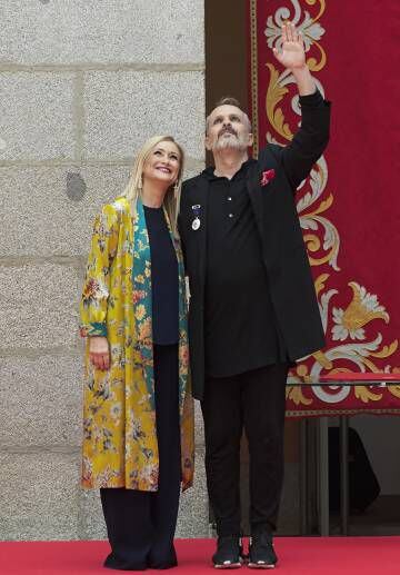 Cristina Cifuentes entregó el pasado 3 de julio la medalla Internacional de las Artes de la Comunidad de Madrid al cantante Miguel Bosé.