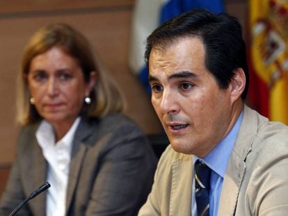 El secretario de Estado de Seguridad, Jos&eacute; Antonio Nieto, y la delegada del Gobierno en canarias, Mercedes Rold&oacute;s, este martes en Las Palmas.