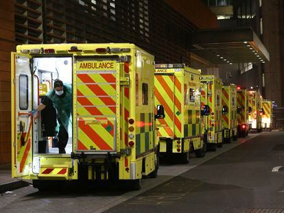 Ambulancias en servicio esperan frente al Royal London Hospital de Londres.