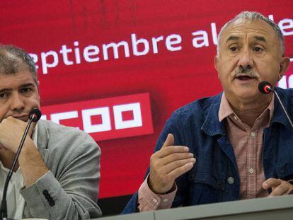 Desde la izquierda, los secretarios generales de CC OO, Unai Sordo, y de UGT, Pepe Álvarez, durante la presentación de la marcha por las pensiones