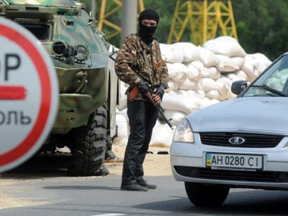 Un militante prorruso cerca de Donetsk, en el este de Ucrania.