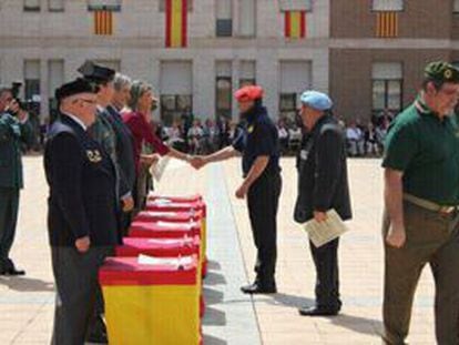 La delegada del Gobierno en Cataluña, Llanos de Luna, da la mano a uno de los doce excombatientes durante el tributo miembros de la Divisón Azul, en Sant Andreu de la Barca. (Imagen extraída de un perfil de facebook).