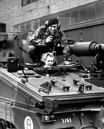 23 de enero de 1976, Margaret Thatcher, presidenta del Partido Conservador británico, sentada en un tanque del séptimo regimiento de los Royal Signals en Herford, Alemania.