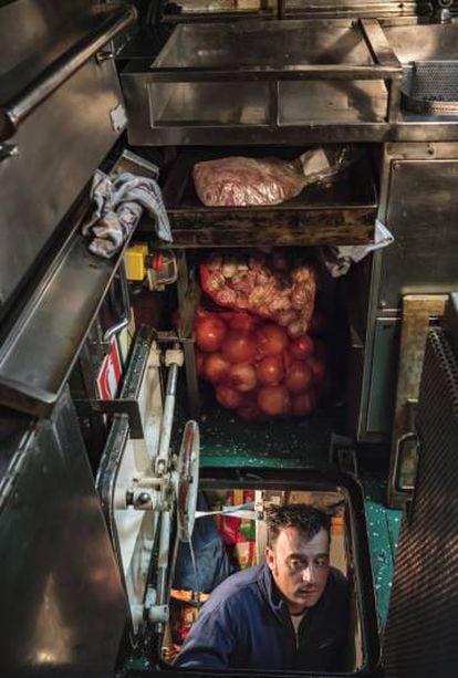 El cocinero baja a la bodega.