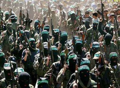Milicianos de Hamás toman parte en un desfile durante el funeral celebrado en Gaza, en marzo de 2004, por su líder espiritual, el jeque Yasín, muerto en un ataque israelí.