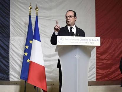 Hollande, junto al ministro de Defensa franc&eacute;s este viernes en el portaaviones Charles de Gaulle, en el Mediterr&aacute;neo. 