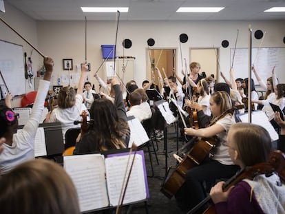 Un grupo de alumnos participa en una clase de música.