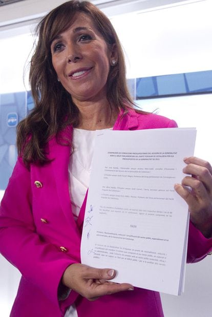 Alicia Sánchez-Camacho muestra el acuerdo de PP y CiU.