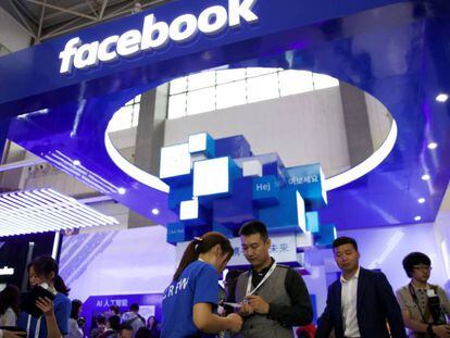 Expositor de Facebook en una feria tecnológica en China