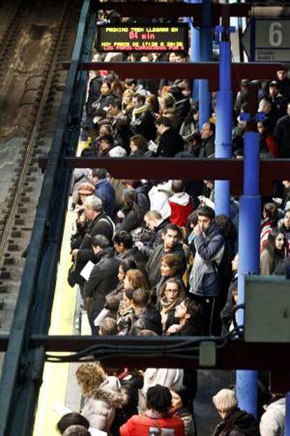 Ambiente en la estación de Metro de Principe Pío, durante el primer paro parcial.