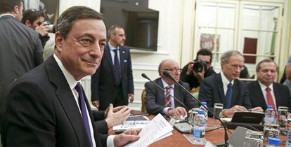 El presidente del Banco Central Europeo (BCE), Mario Draghi (i). EFE/Archivo